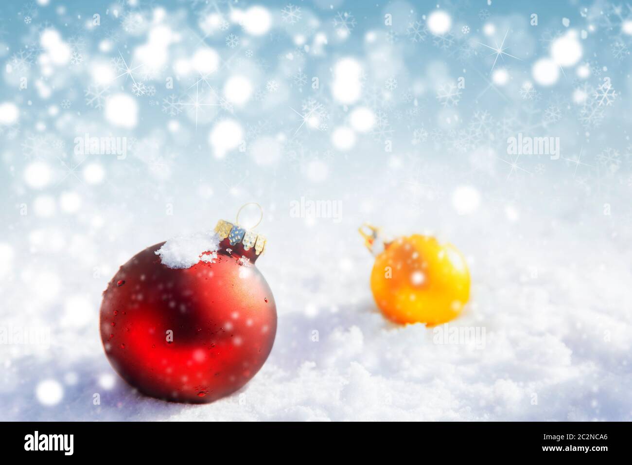 weihnachtshintergrund mit Ball und verschneiten Himmel Stockfoto