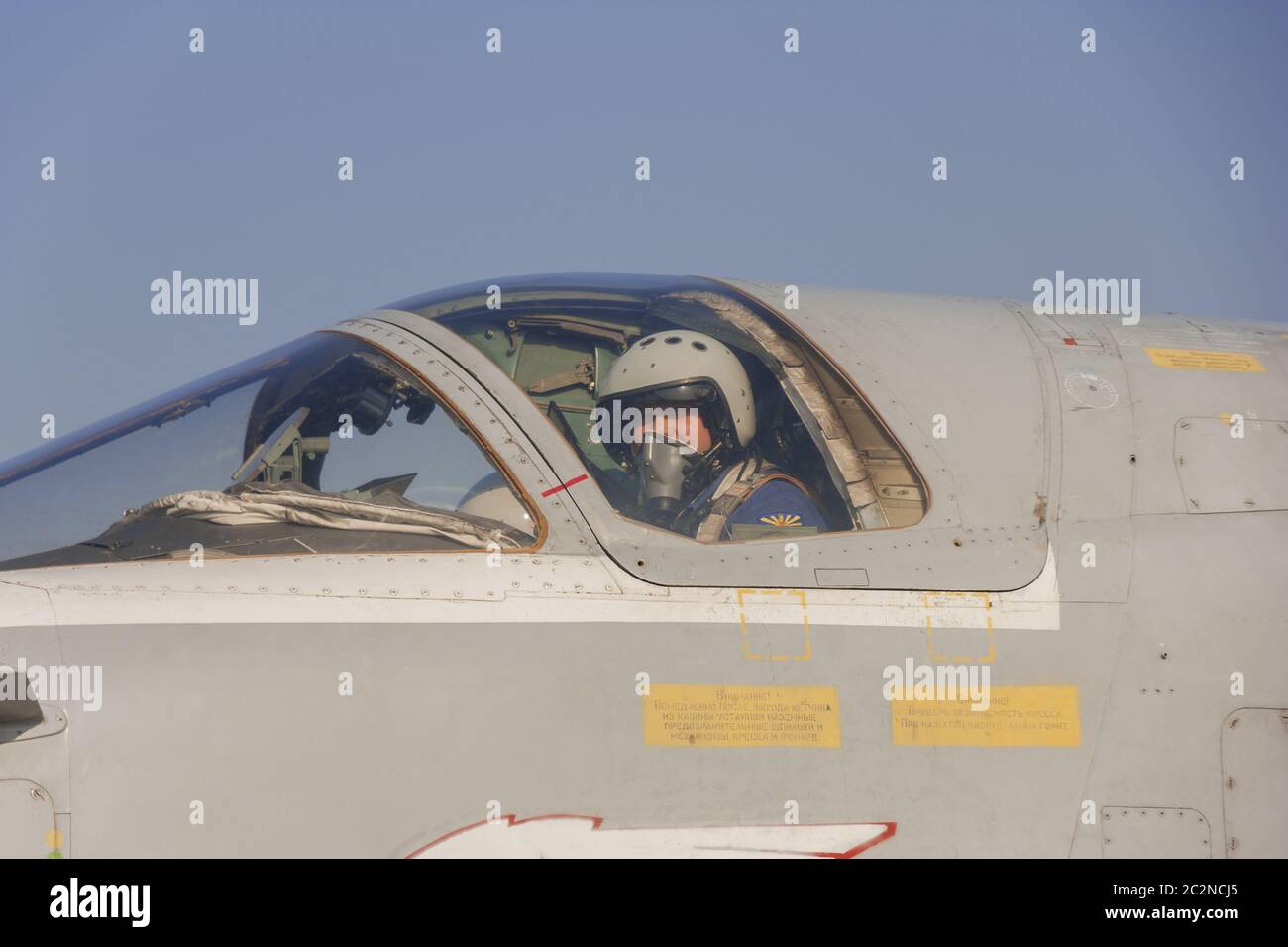 Militärischer Pilot im Cockpit eines Jets Stockfoto