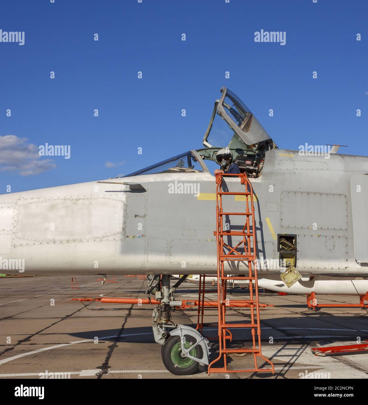 Militärischer Pilot im Cockpit eines Jets Stockfoto