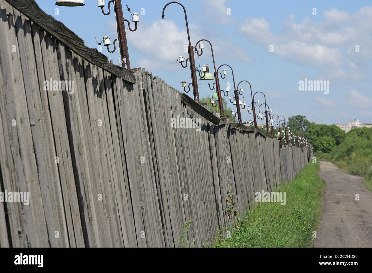 Metallzaundraht, Gras und Himmel im Hintergrund Stockfoto
