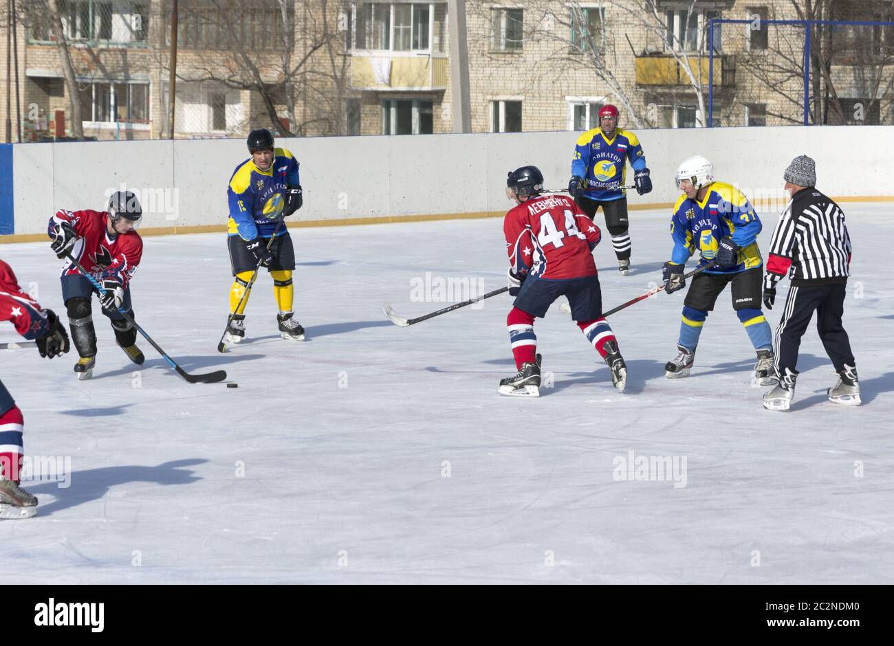 ARSENYEV, Russland - Feb 22: Eishockey, das Spiel der regionalen Amateurmannschaften am 22. Februar 2016 in Arsenyev, Russland. Stockfoto