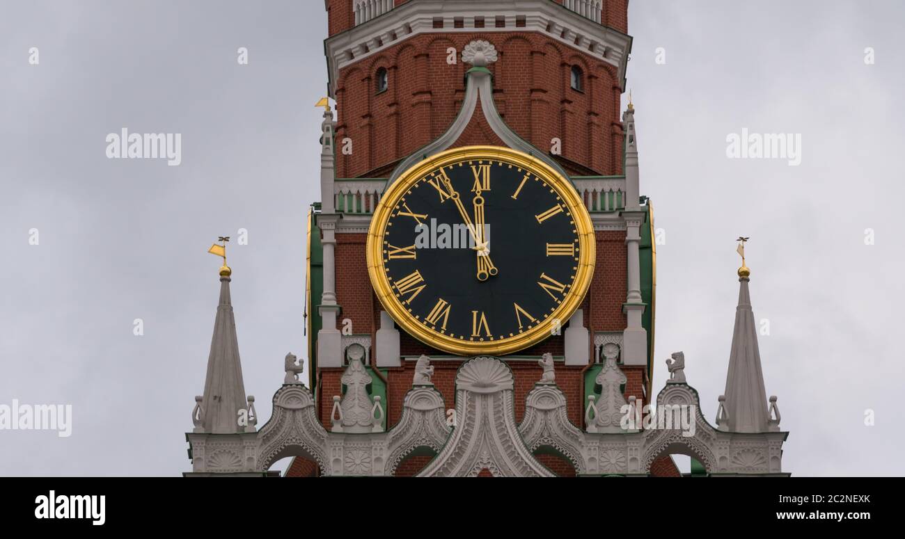 Der Moskauer Kreml Hauptuhr namens Kuranti auf Spasskaja Turm 12 Stunden. Der Rote Platz. Stockfoto