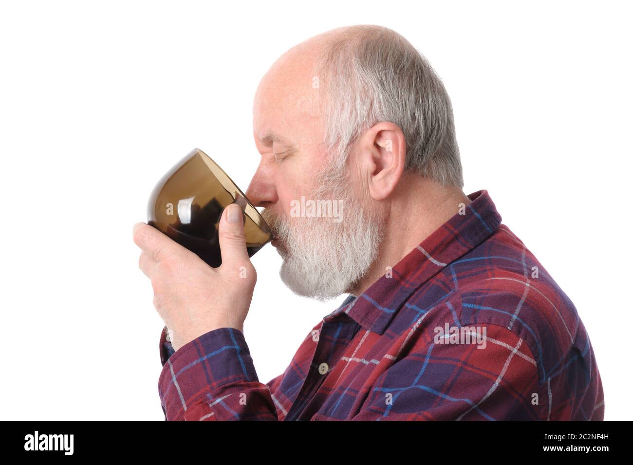Ältere Menschen trinken aus dem Becher, isoliert auf weißem Stockfoto