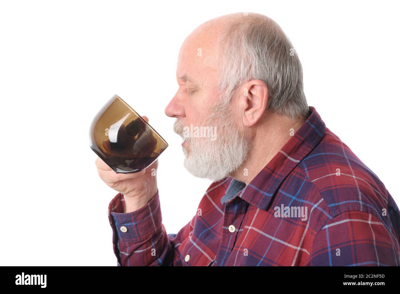 Ältere Menschen trinken aus dem Becher, isoliert auf weißem Stockfoto