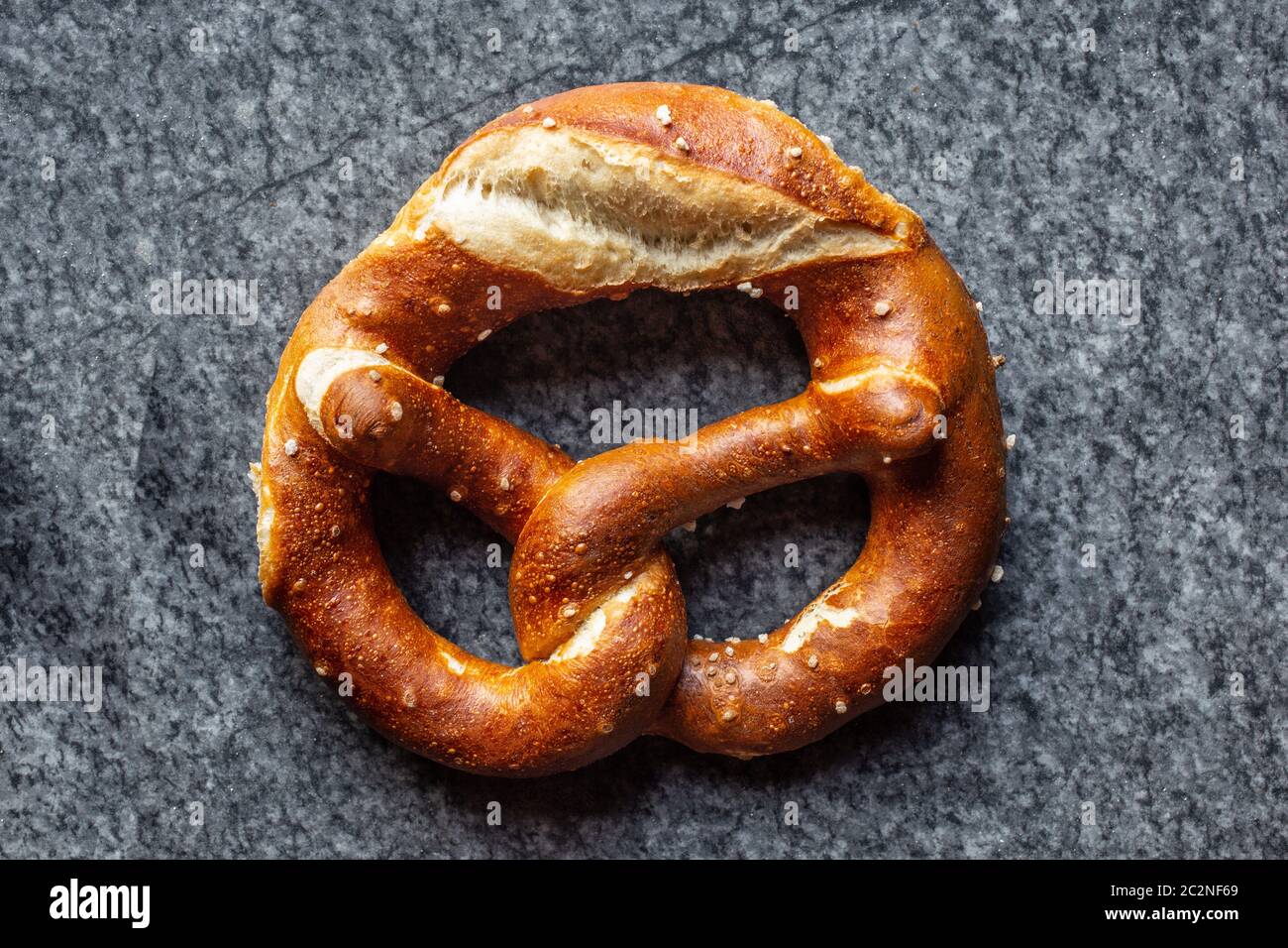 Braun gebackene Brezeln mit Salzkristallen Stockfoto