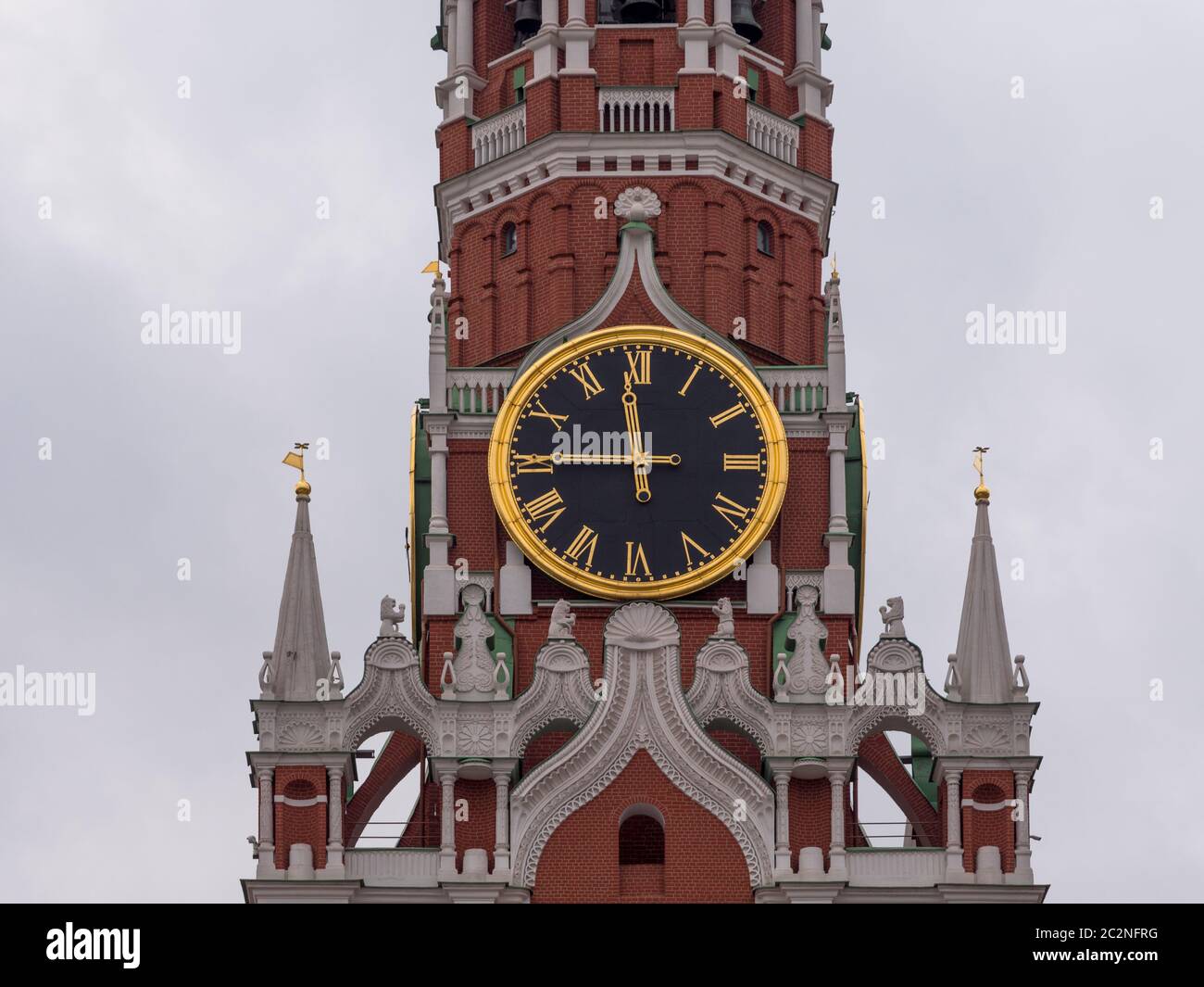 Der Moskauer Kreml Hauptuhr namens Kuranti auf Spasskaja Turm 12 Stunden. Der Rote Platz Stockfoto