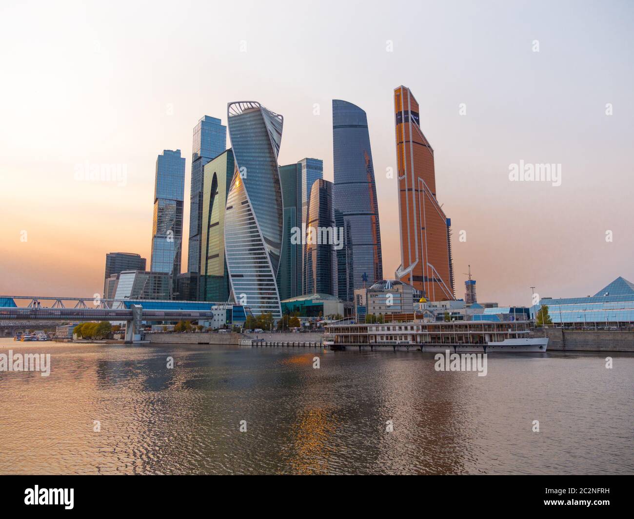 MOSKAU - OKTOBER 14: Moskau Moderne Gebäude aus Glas und Stahl Wolkenkratzern gegen den Himmel am 14. Oktober 2017 in Moskau, Russi Stockfoto