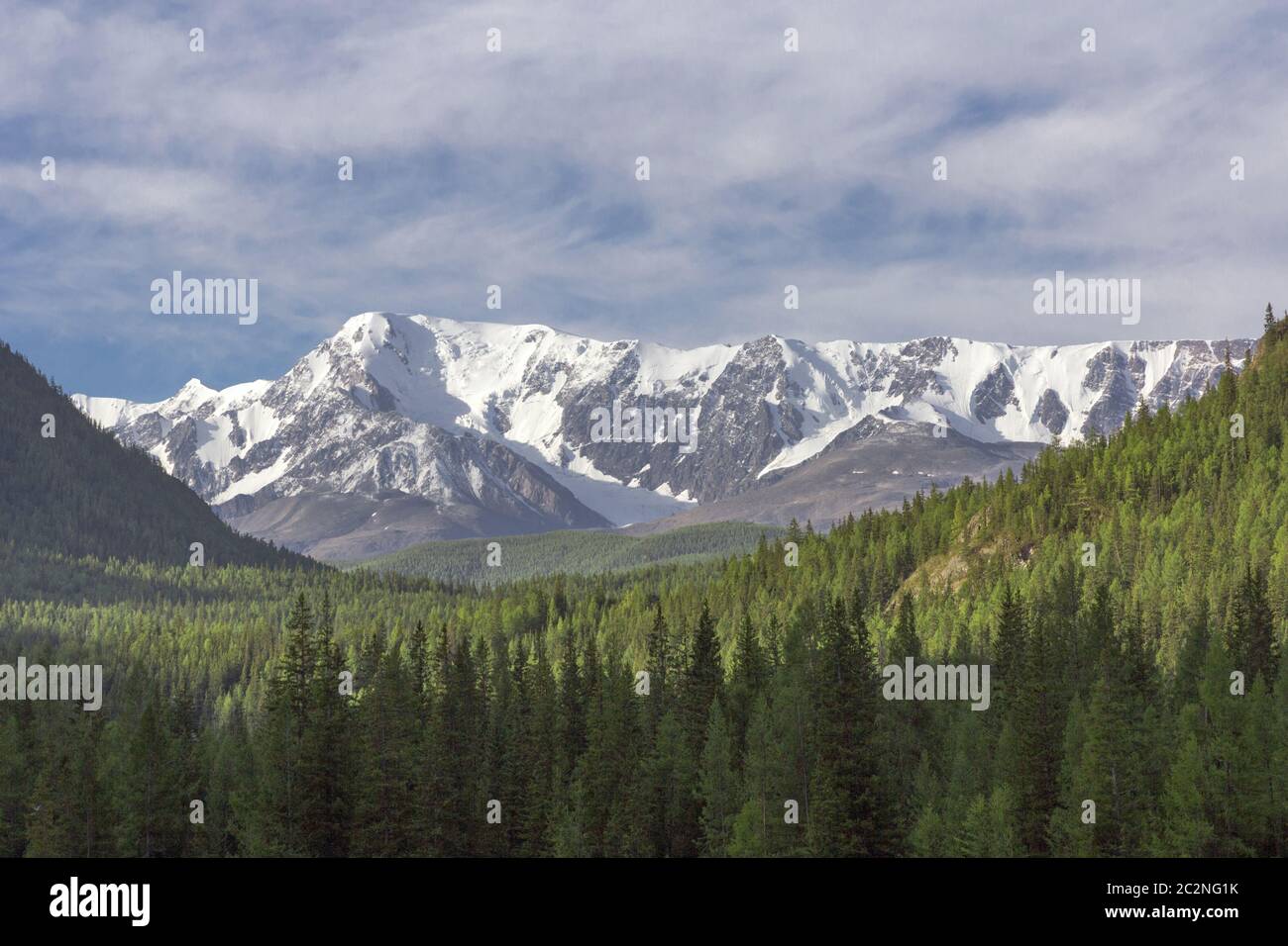 Schöne Winterlandschaft mit schneebedeckten Gipfeln, Stockfoto