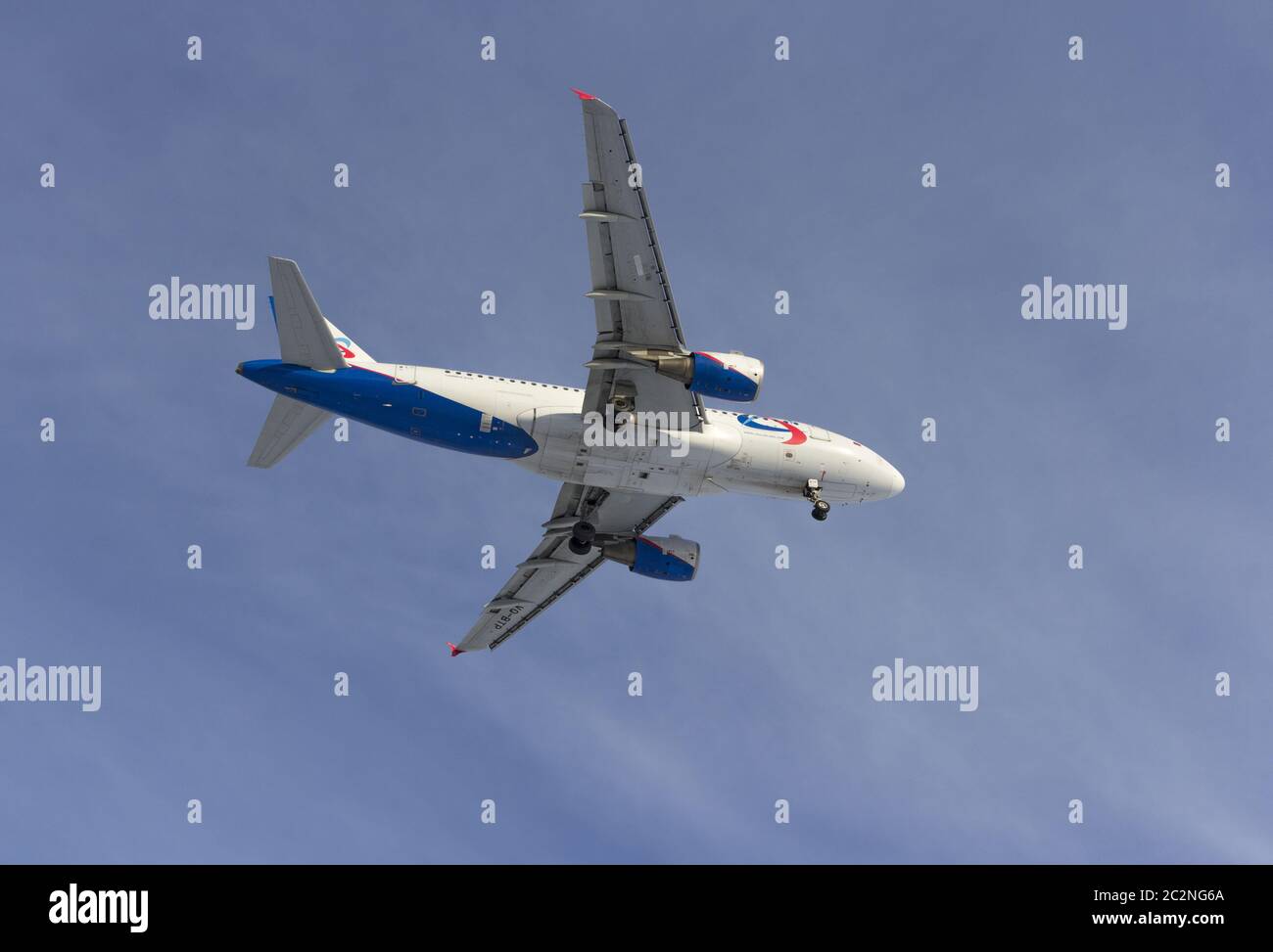 Moskau - 14. Oktober: Flugzeug fliegt vor dem Hintergrund der weißen Wolke am 14. Oktober 2017 in Moskau, Russland. Stockfoto