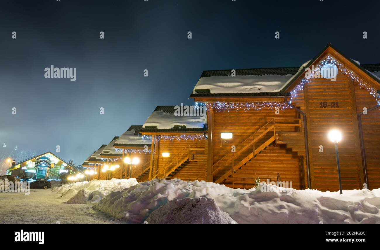 Schöne Skichalets in der Nacht Stockfoto