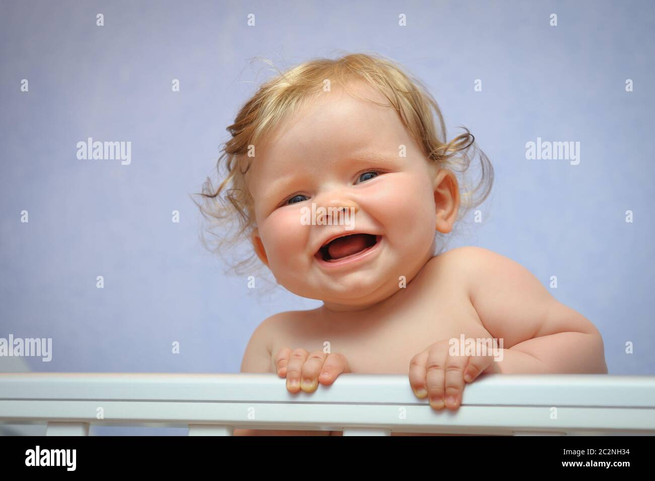 Lachendes Babymädchen Stockfoto