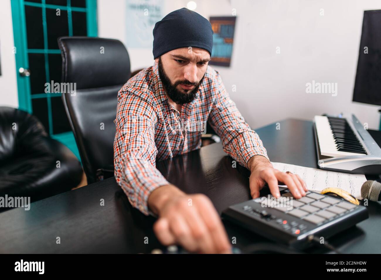 Tontechnik, Mann Arbeit mit musikalische Tastatur im Studio. Professionelle digitale sound-Recording-Technologie Stockfoto