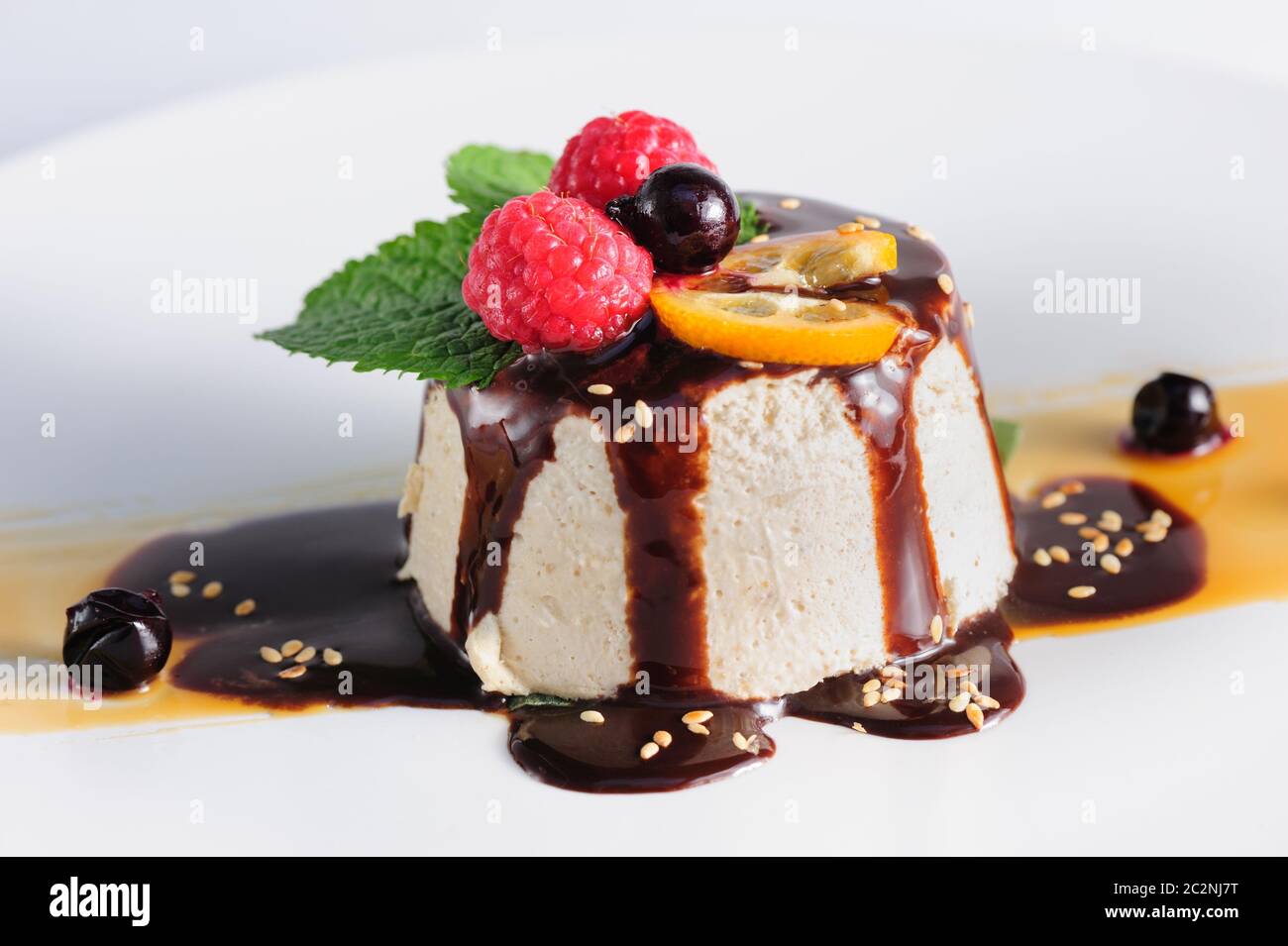 Semifredo, italienische Eis Dessert mit Halva Stockfoto