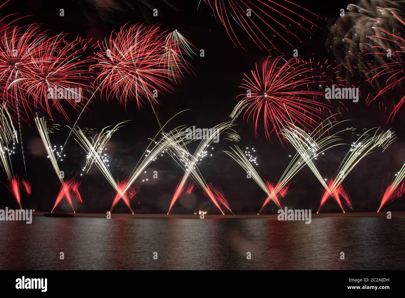 Genießen Sie eine kleine Party mit rotem Feuerwerk in der Nacht Stockfoto