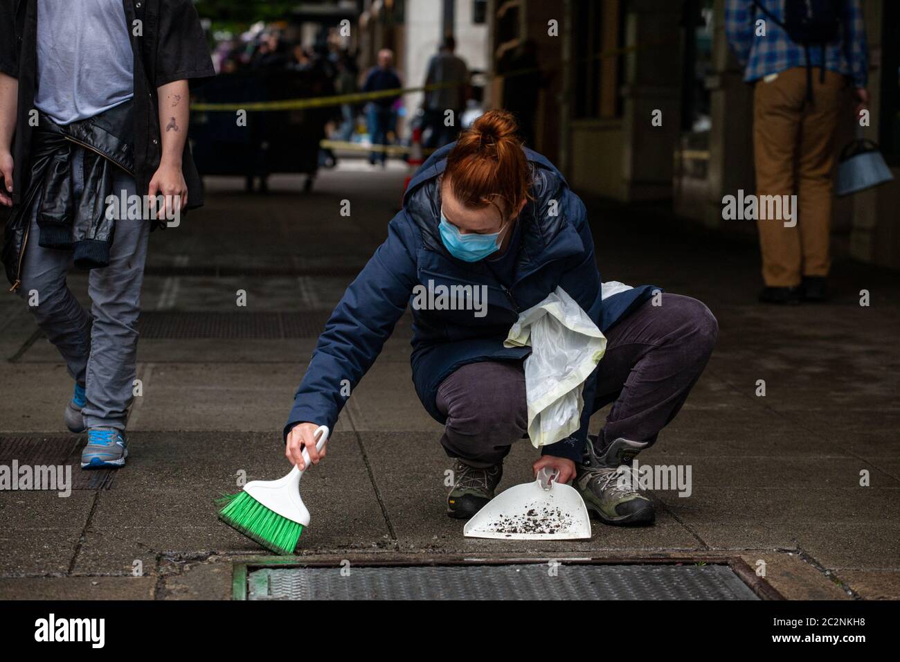 Seattle Bewohner säubern die Straßen nach den Protesten der vorherigen Nacht nach der Ermordung von George Floyd durch die Minneapolis Polizei. Stockfoto