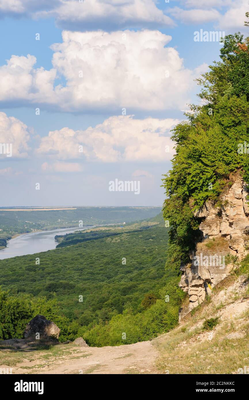 Felsen in der Nähe des Flusses Dnister, Landschaft der Republik Moldau Stockfoto