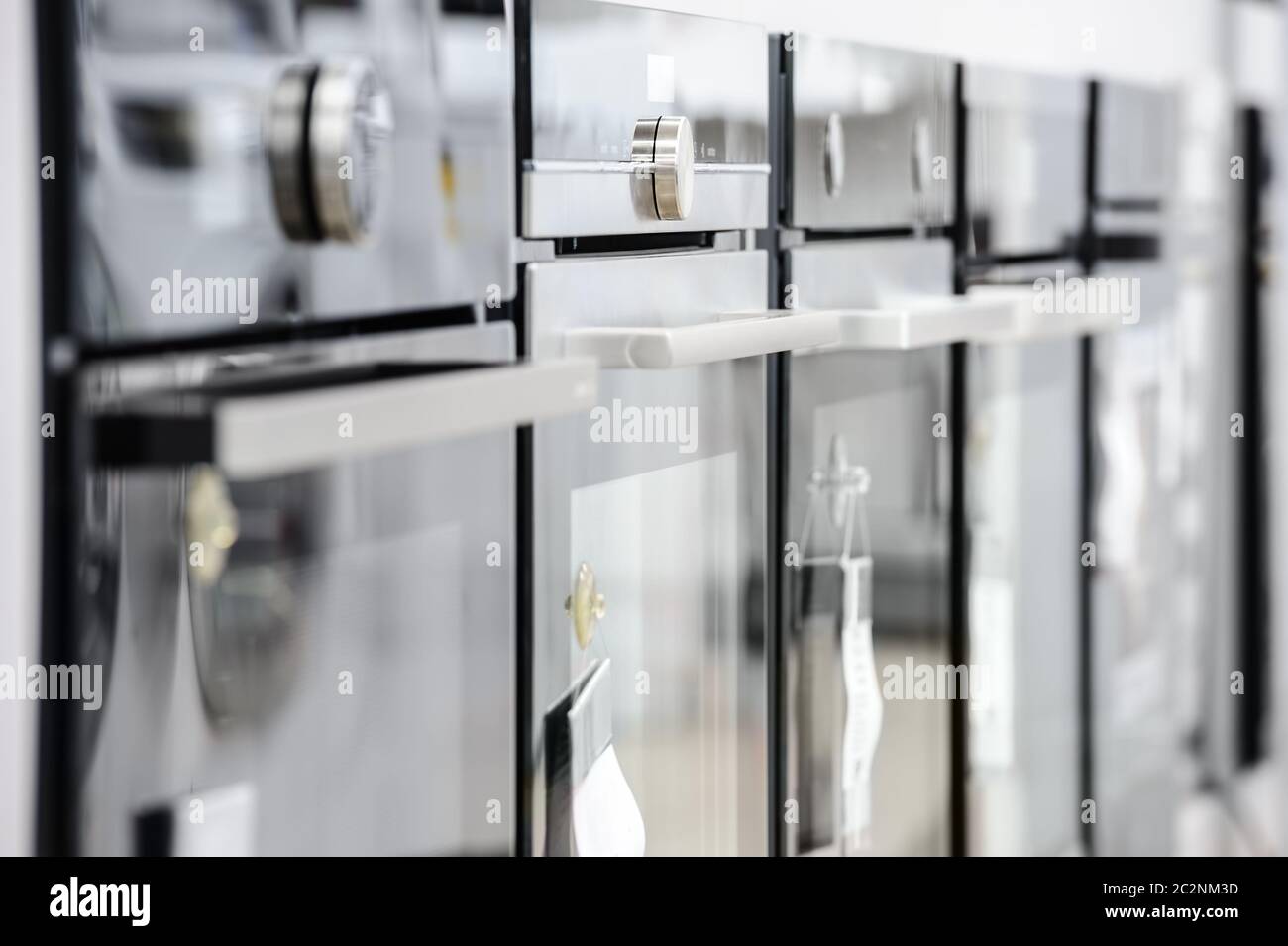 Neue elektrische Öfen auf Gerät speichern Stockfoto