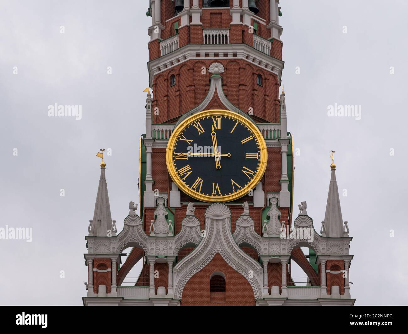 Der Moskauer Kreml Hauptuhr namens Kuranti auf Spasskaja Turm 12 Stunden. Der Rote Platz. Stockfoto