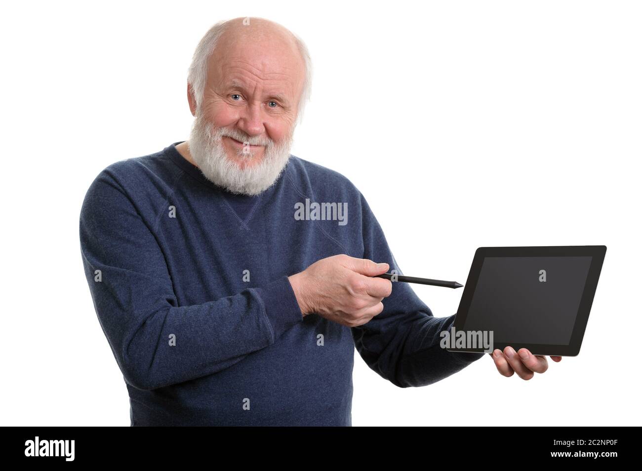 Lustige alte Mann mit Tablet Computer isoliert auf weißem Stockfoto