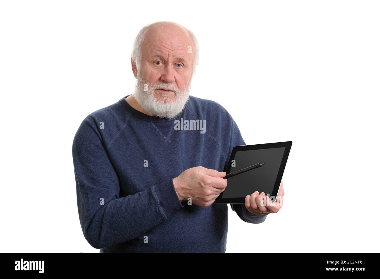 Lustige alte Mann mit Tablet Computer isoliert auf weißem Stockfoto