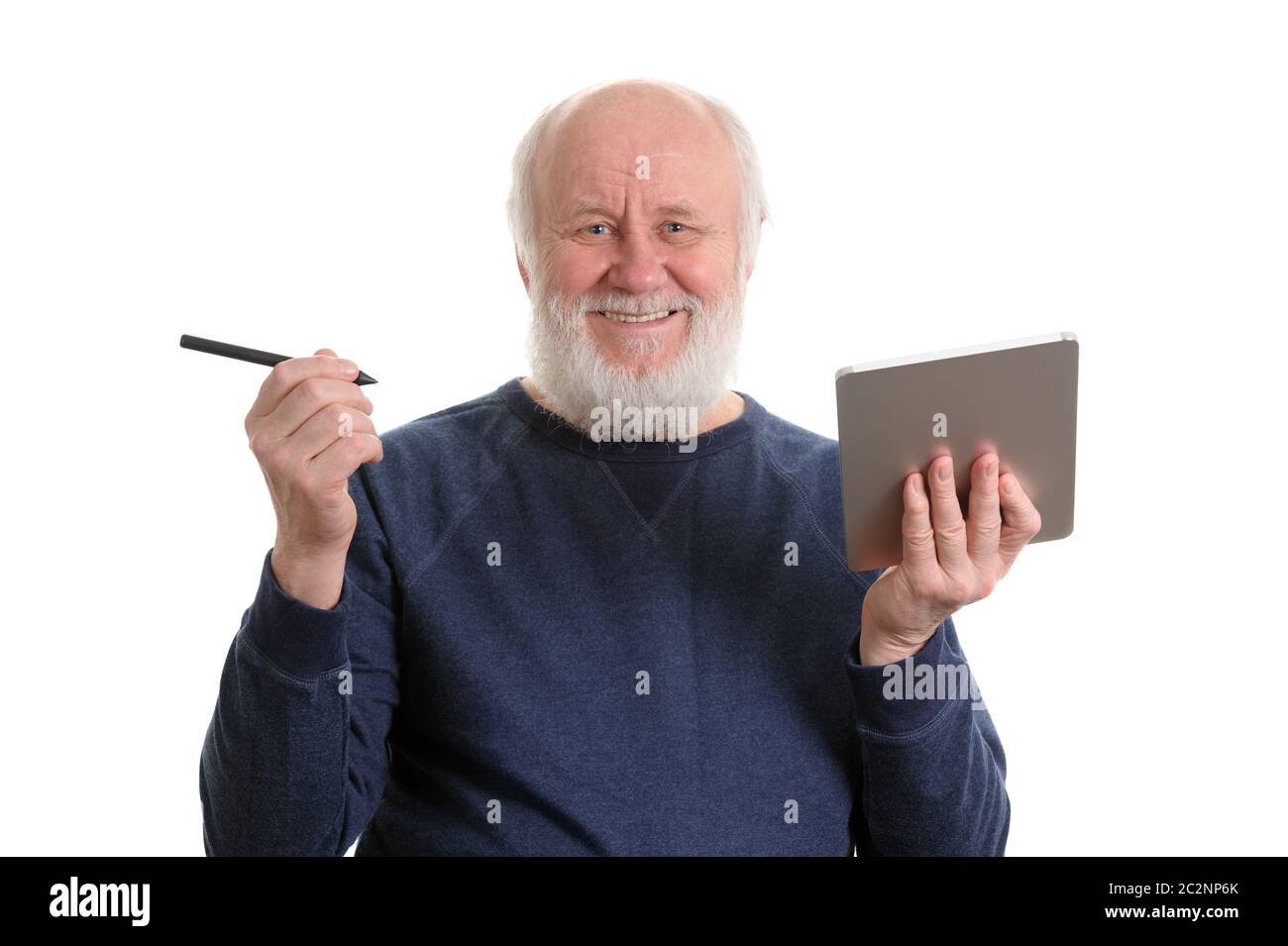 Lustige alte Mann mit Tablet Computer isoliert auf weißem Stockfoto