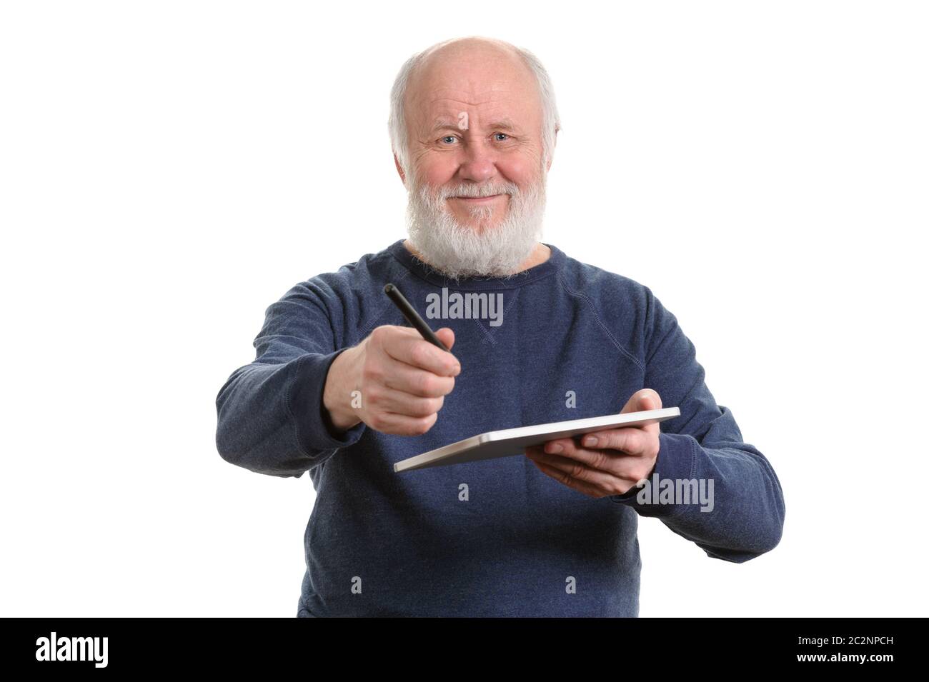 Positive alter Mann mit Tablet Computer isoliert auf weißem Stockfoto