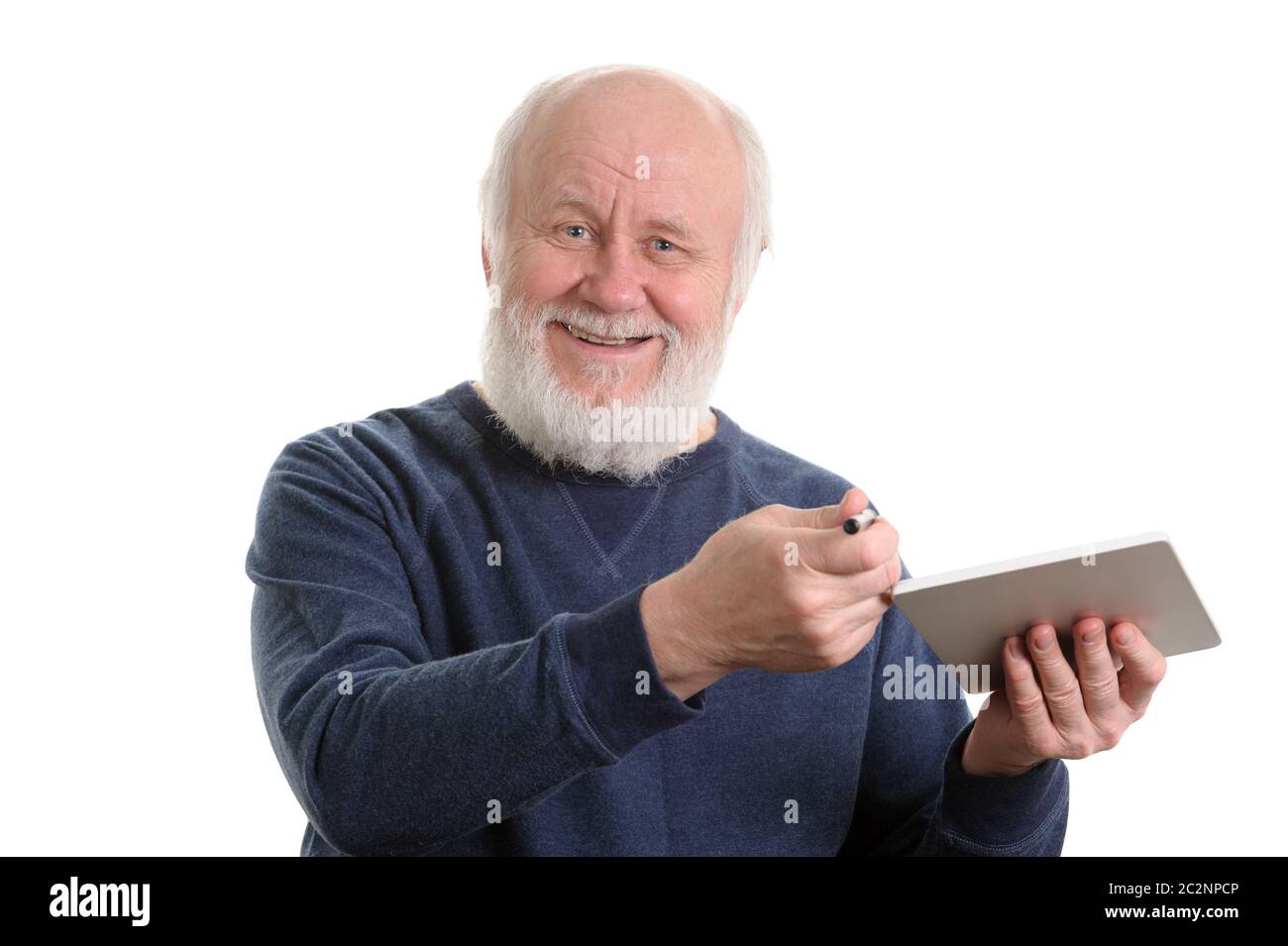 Positive alter Mann mit Tablet Computer isoliert auf weißem Stockfoto