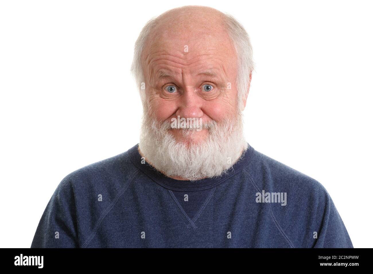 Unzufrieden alter Mann mit gefälschten Lächeln, isoliert auf Tusk Stockfoto