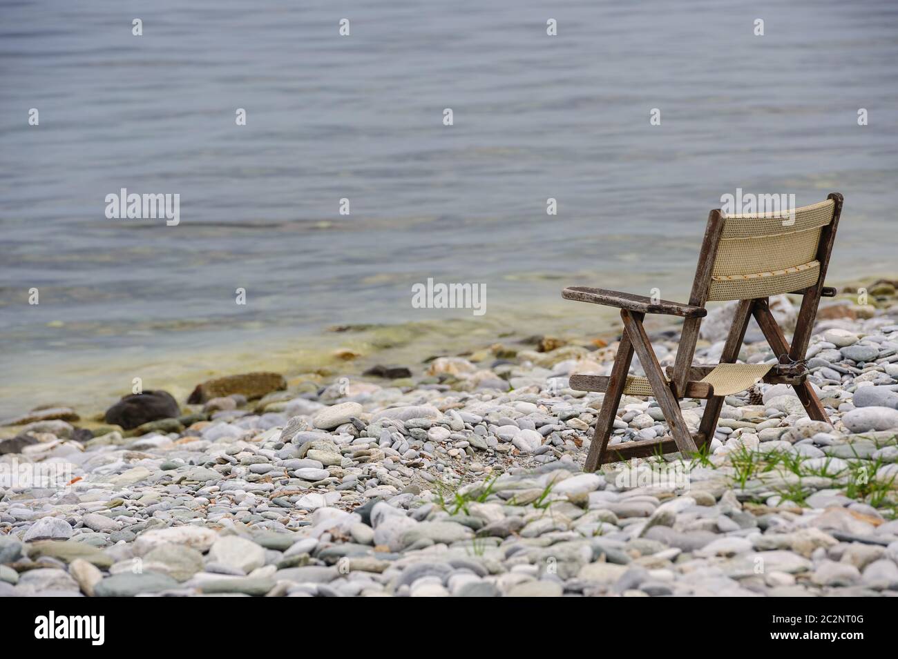 Alte hölzerne faltbarer Stuhl am Strand Stockfoto