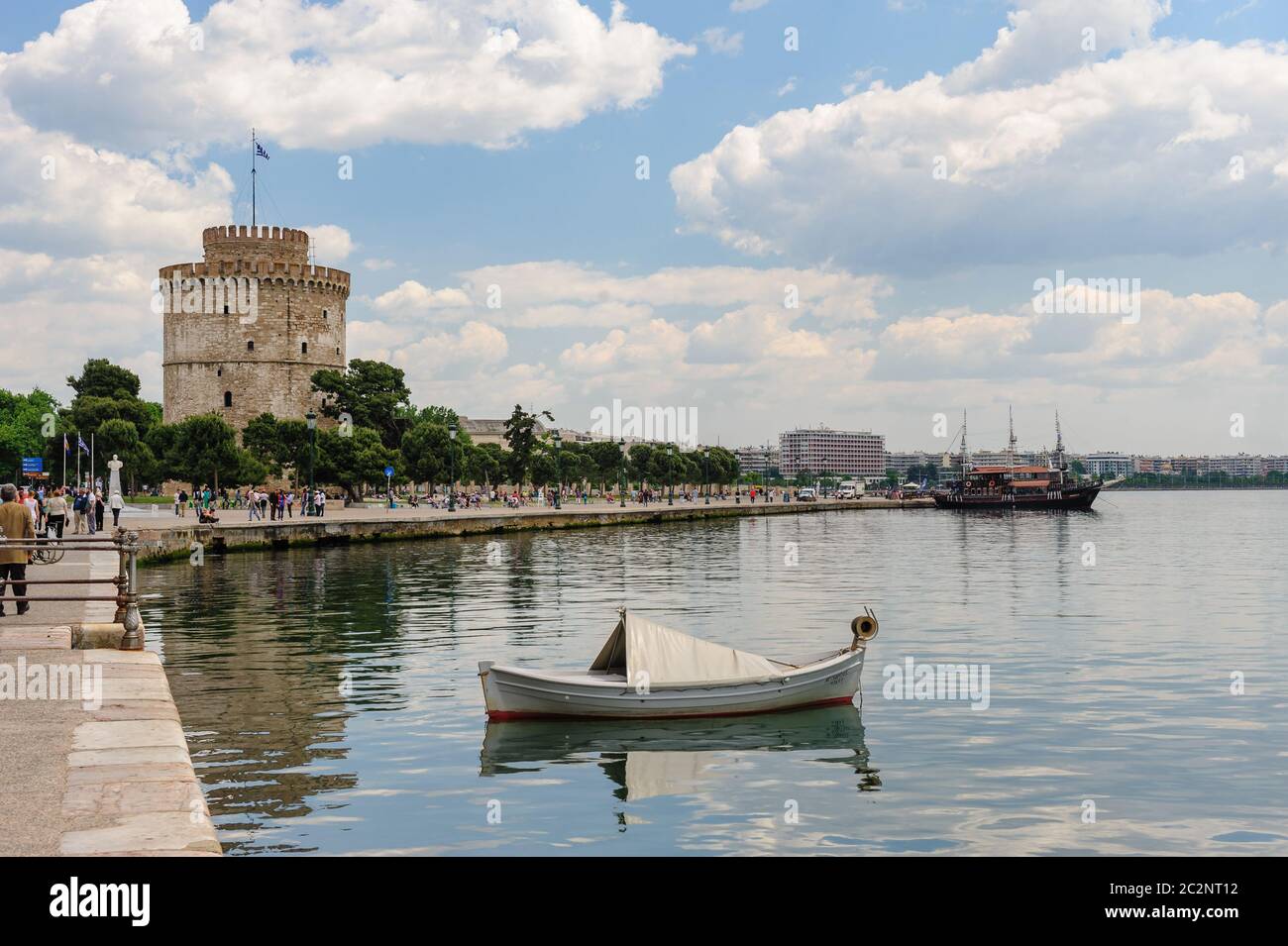 Passanten in der Nähe von White Tower, Thessaloniki, Griechenland Stockfoto