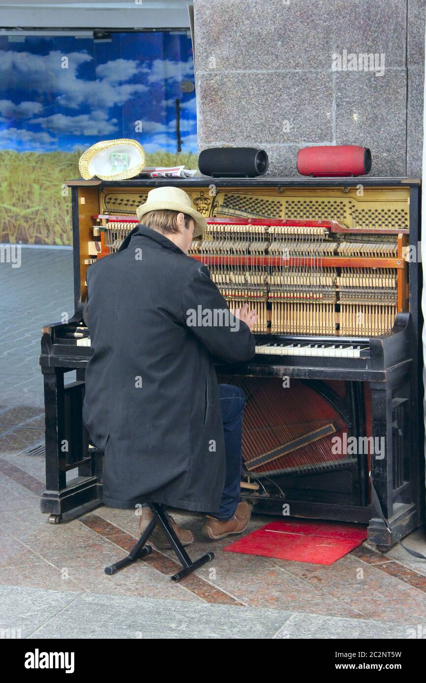 Musiker spielt Klavier im Freien. Pianist verdient seinen Lebensunterhalt mit Klavier Stockfoto