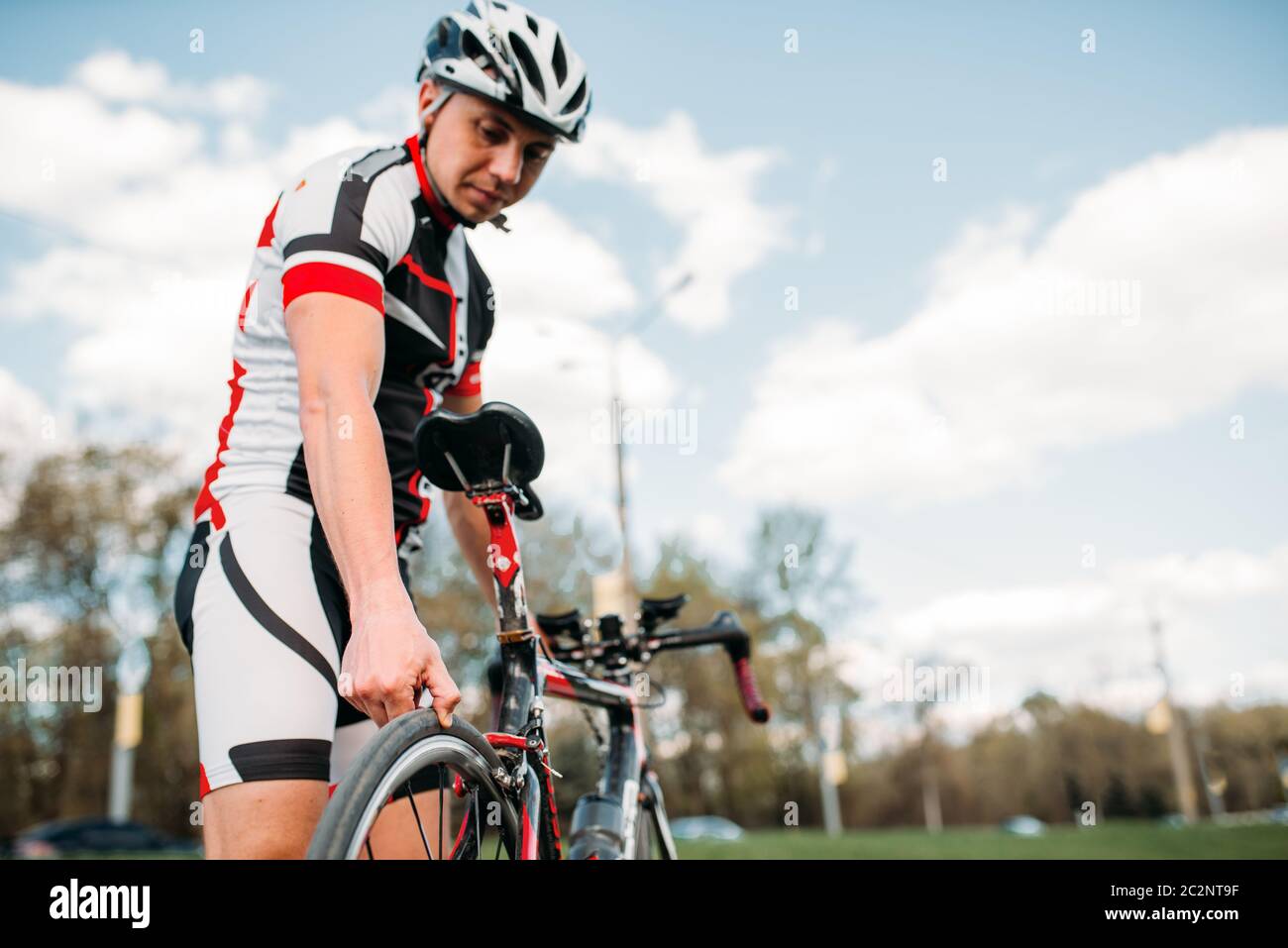 Männliche Radfahrer in Helm und Sportswear bereitet vor Fahrrad Wettbewerb. Workout auf Radweg, bycycle Rennen Stockfoto