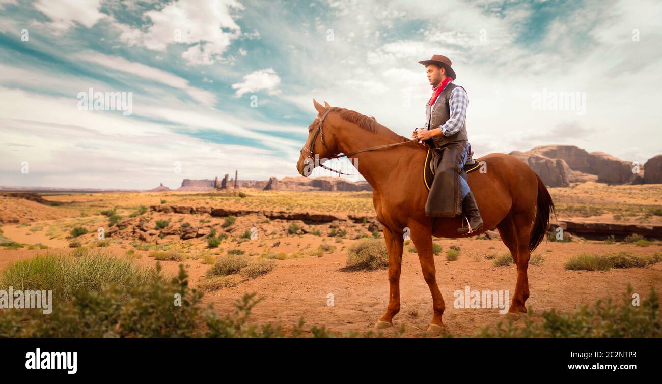 Cowboy in Leder kleidung ein Pferd reiten in der Wüste Valley, Western.  Jahrgang männlich Reiter auf dem Pferd, wild west Abenteuer Stockfotografie  - Alamy