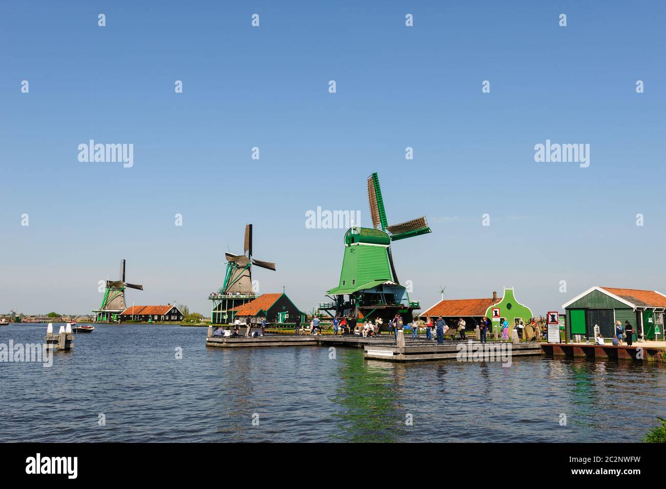 Traditionelle holländische Windmühlen in Zaanse Schans, Niederlande Stockfoto