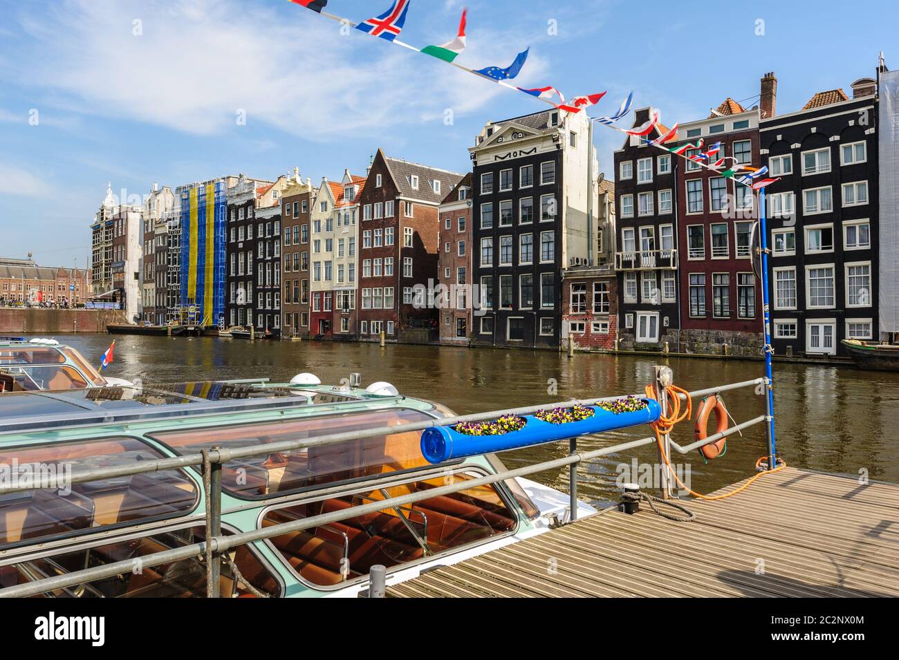 Tanzen Grachtenhäusern der Damrak, Amsterdam, Niederlande Stockfoto