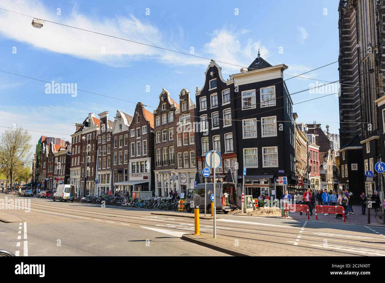 Tanzen Grachtenhäusern der Damrak, Amsterdam, Niederlande Stockfoto