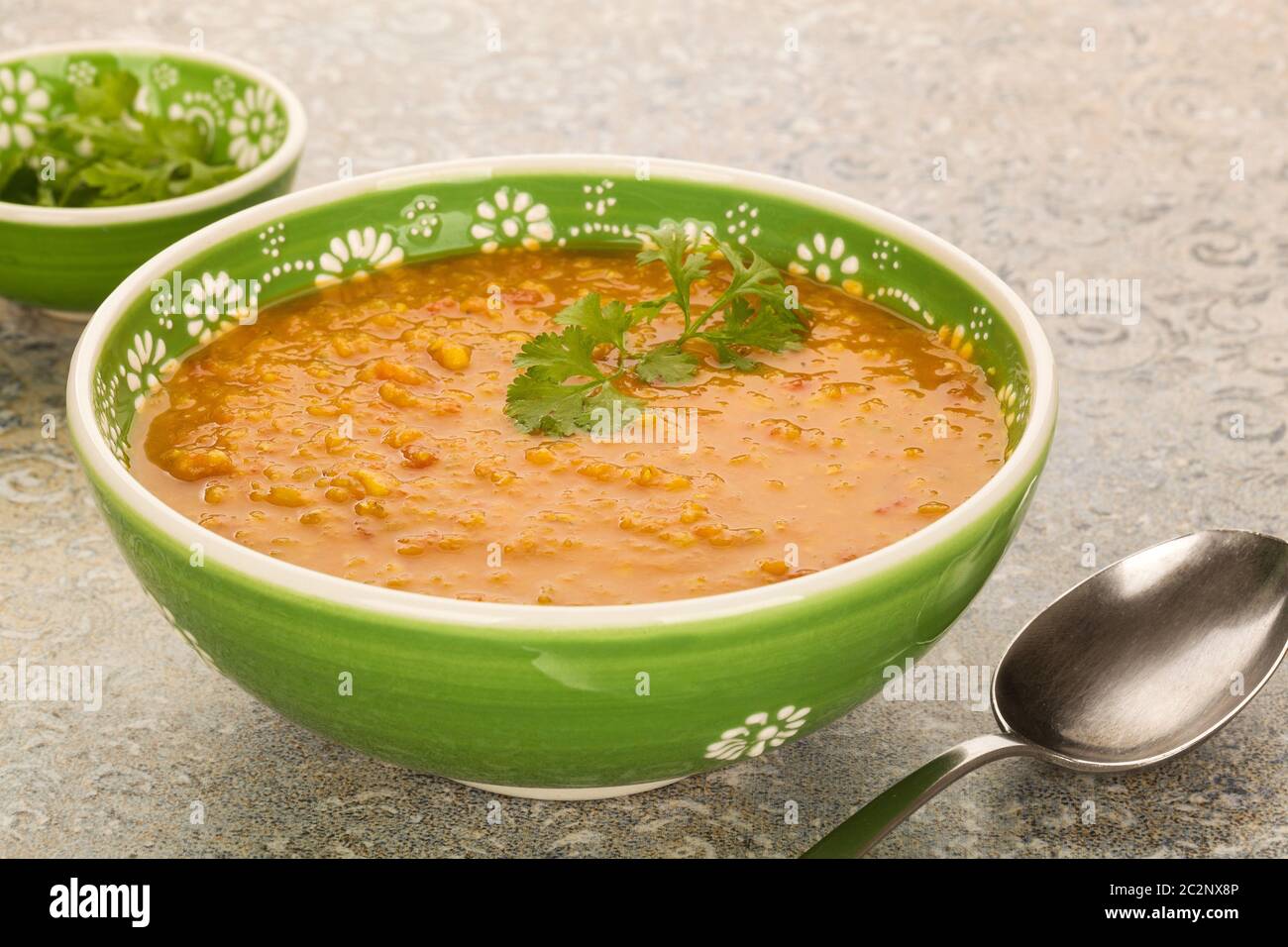 Vegan rote Linsensuppe mit Koriander. Gesunde Hülsenfrüchte essen. Stockfoto