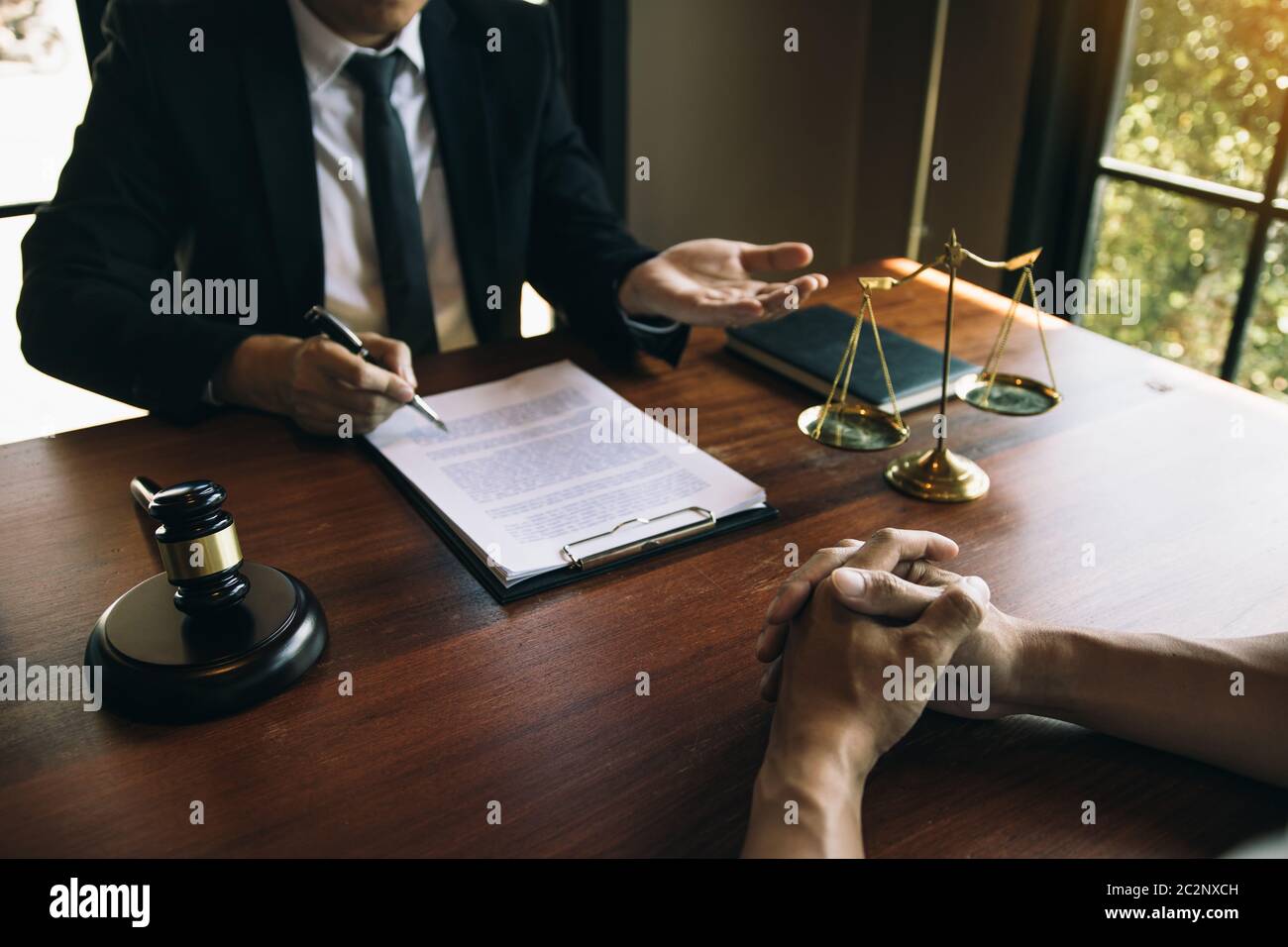 Der Kunde erklärt dem Anwalt die Straftat und arbeitet zusammen, um das Problem der Straftat zu lösen. Stockfoto