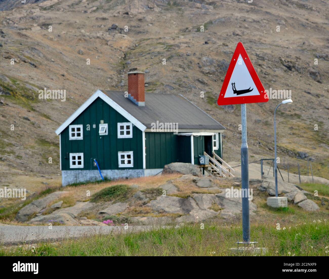 Verkehrsschild mit Schlitten in Tasiilaq, Grönland Stockfoto