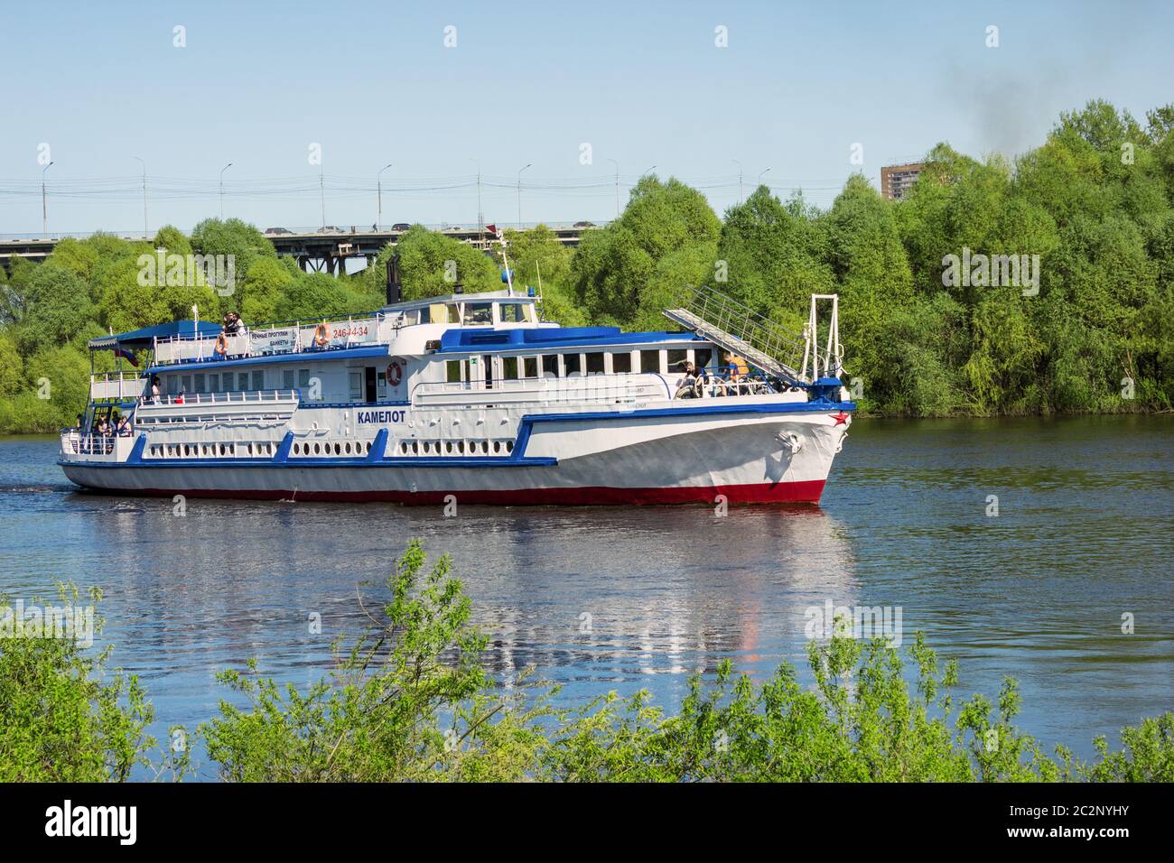 Alt ein Vergnügungsboot, das entlang des Flusses fährt Stockfoto