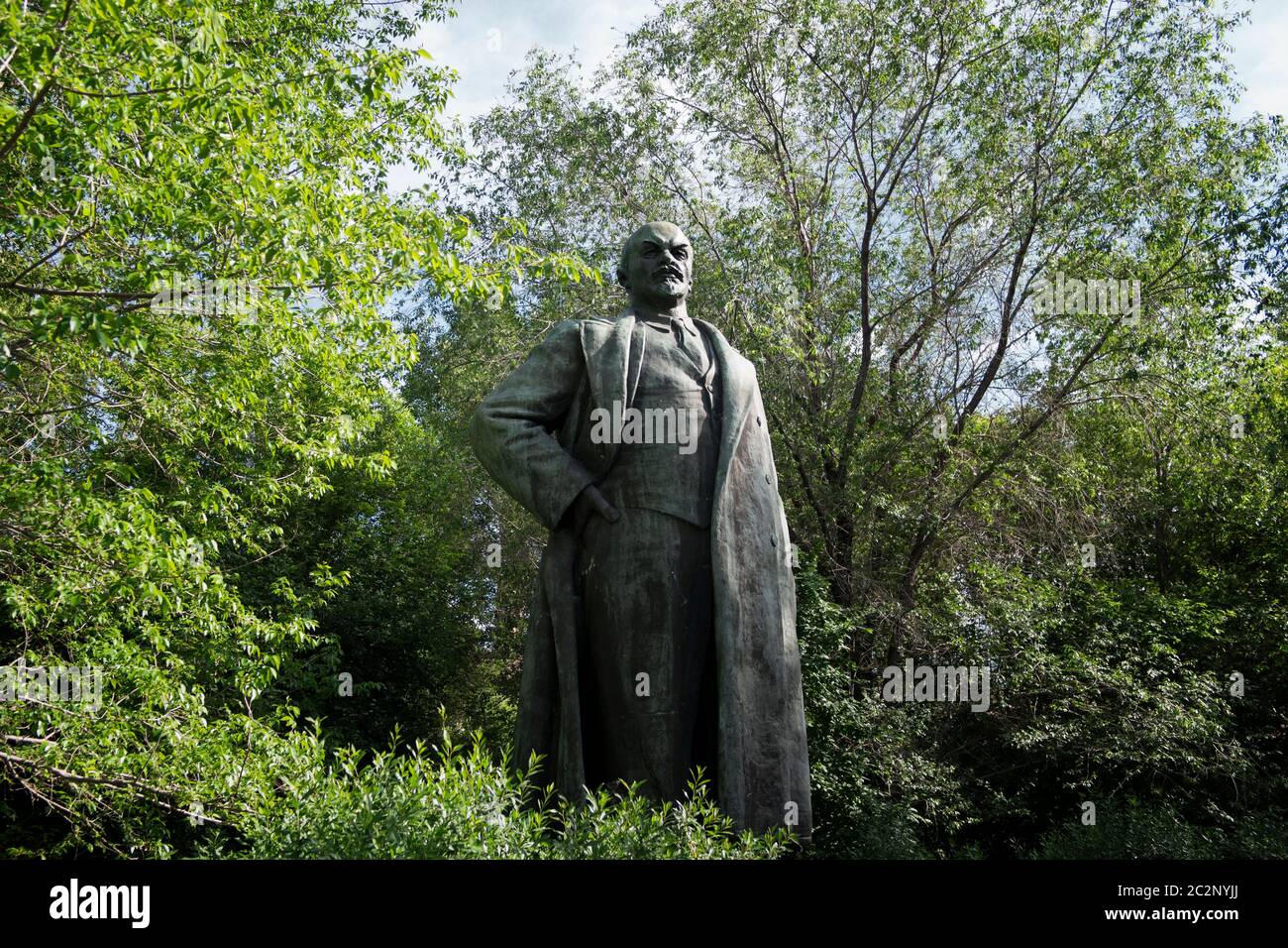 Kasachstan, Ust-Kamenogorsk - 21. Mai 2020. Wladimir Lenin Denkmal im Park. Bildhauer: Y.Vuchetich. 1958. Stockfoto