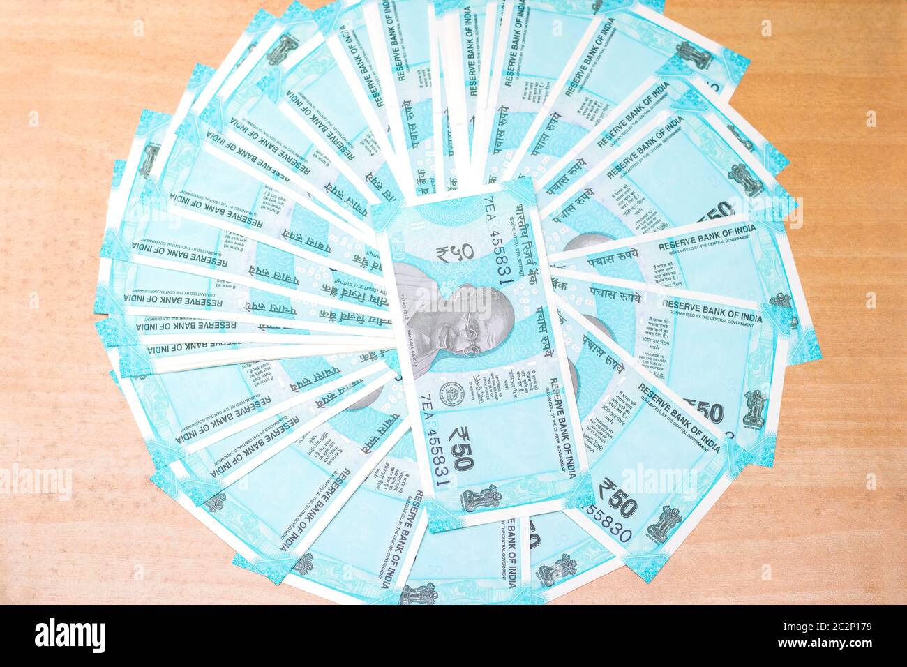 Indische Währung fünfzig Rupien neue Noten in einer schönen Weise angeordnet. Stockfoto