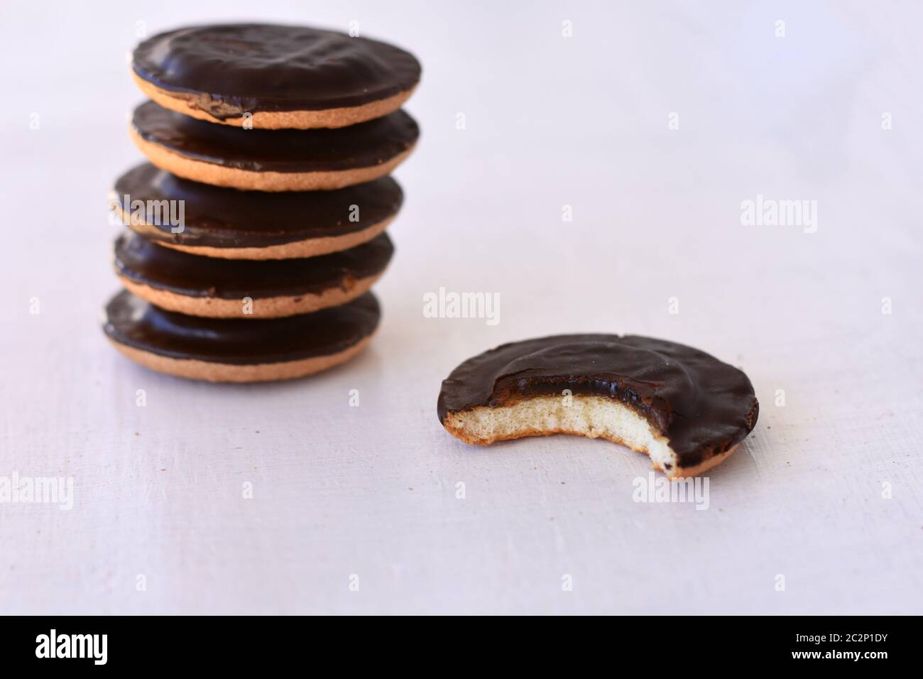 Köstliche Jaffa Kuchen (Kekse) mit Orangenfüllung und Schokolade Glasur auf weißem Holzhintergrund Stockfoto
