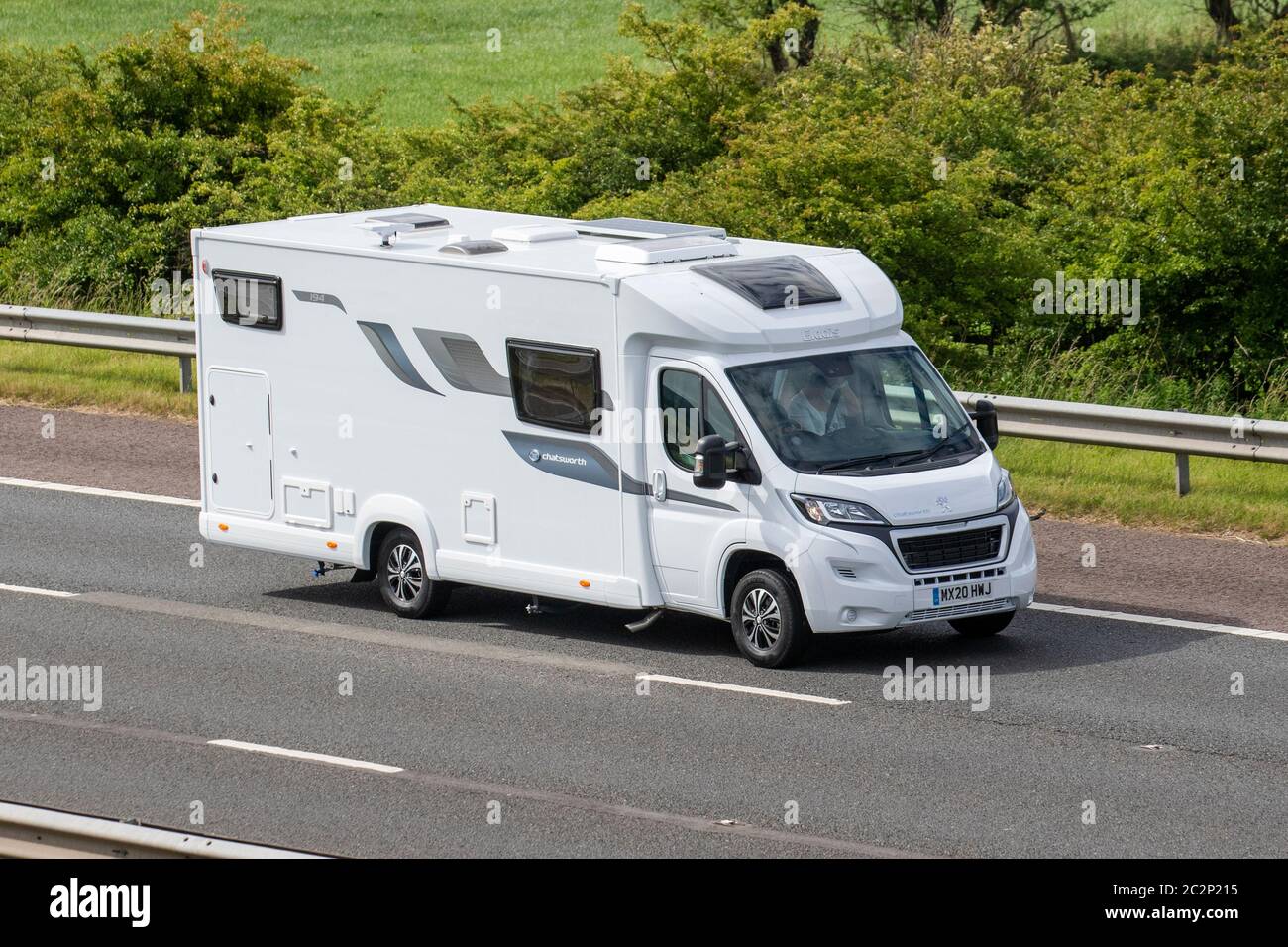 2020 Peugeot Boxer 335 L3 TLL Bluehdi; ChatsworthTouring Caravans and Motorhomes, Elddis 194 Wohnmobil, Wohnmobil, Familienurlaub, Caravaneturlaub, Caravanurlaub, Leben auf der Straße, Stockfoto