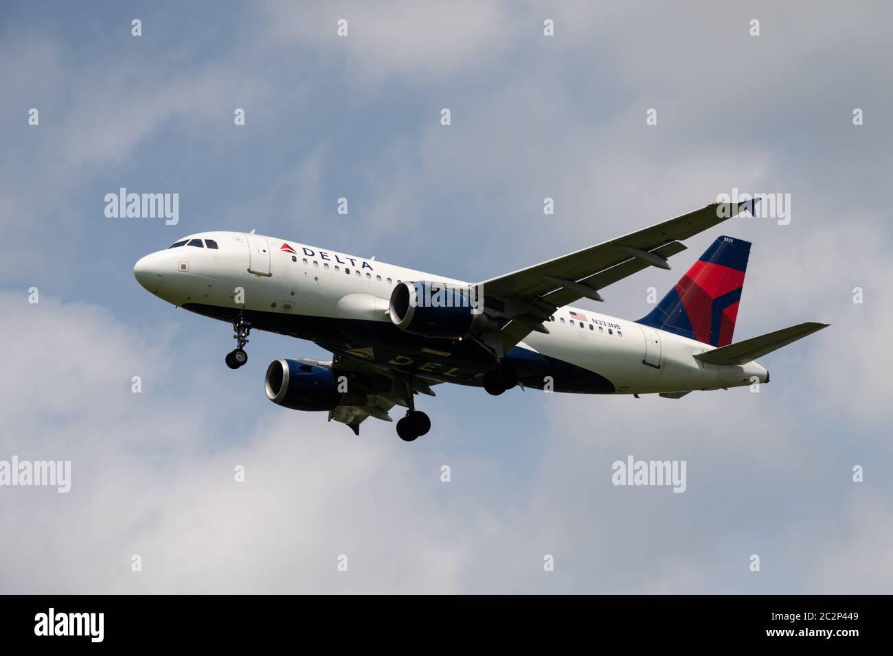 Ein Delta Airlines Airbus A319-114, der am Ronald Reagan Washington National Airport (DCA) landet. Stockfoto