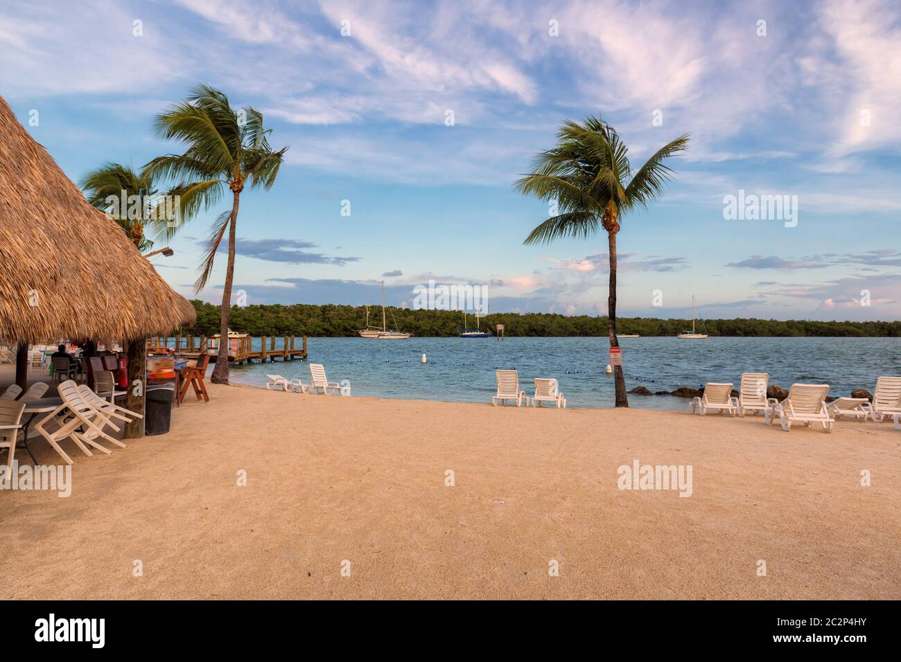 Tropical Beach Resort und Palmen bei Sonnenuntergang Stockfoto