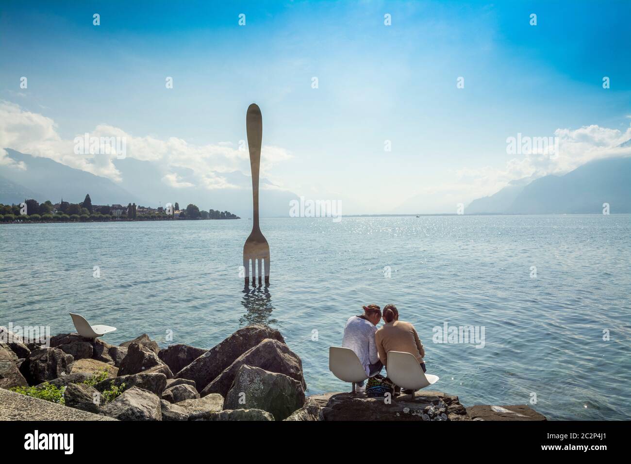 Die ikonische Skulptur Fork von Jean-Pierre Zaugg überblickt den Leman-See in Vevey, Schweiz an einem sonnigen Tag Stockfoto