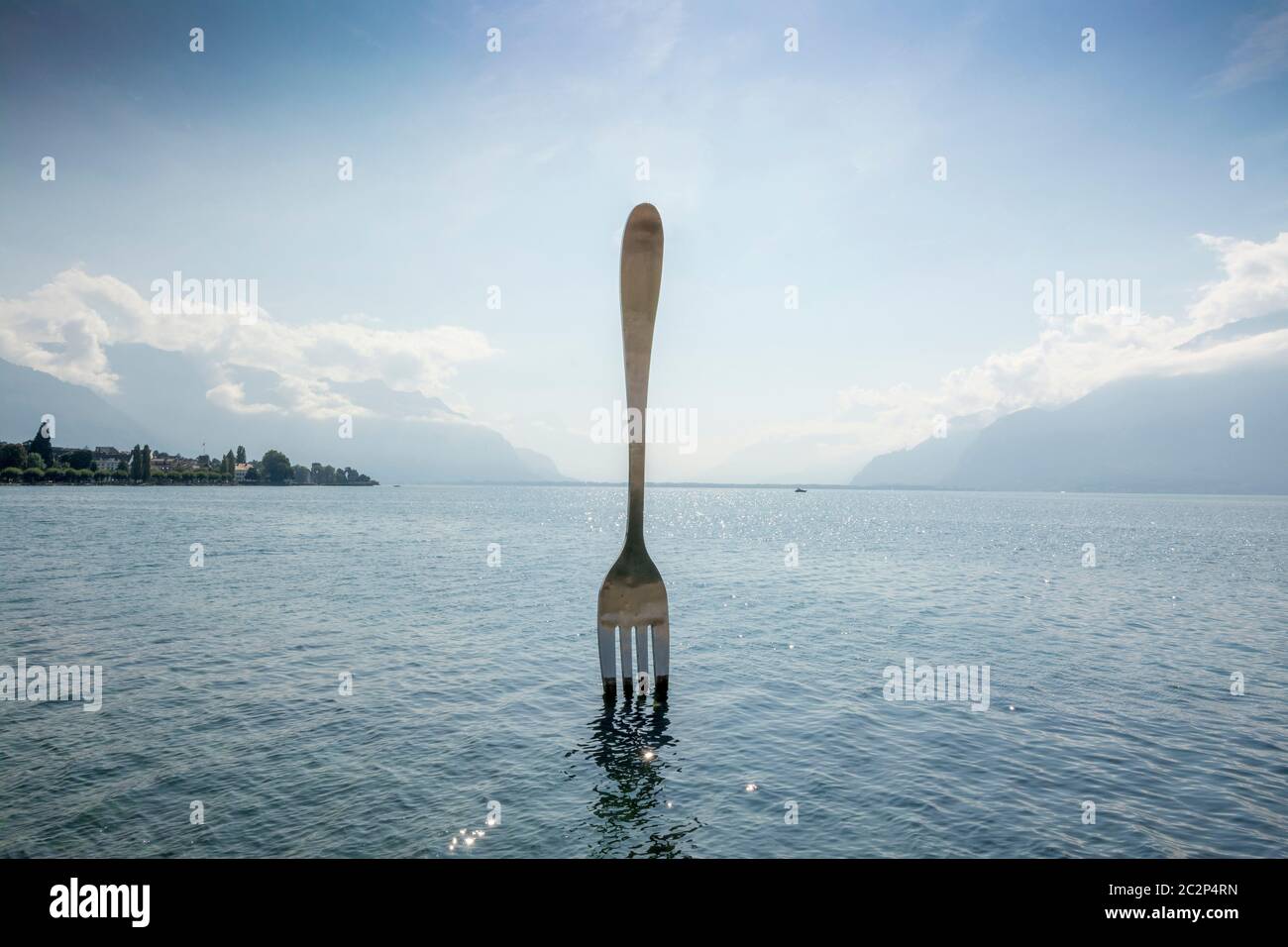 Skulptur einer riesigen Gabel von Jean-Pierre Zaugg im Leman-See, Vevey, Schweiz Stockfoto