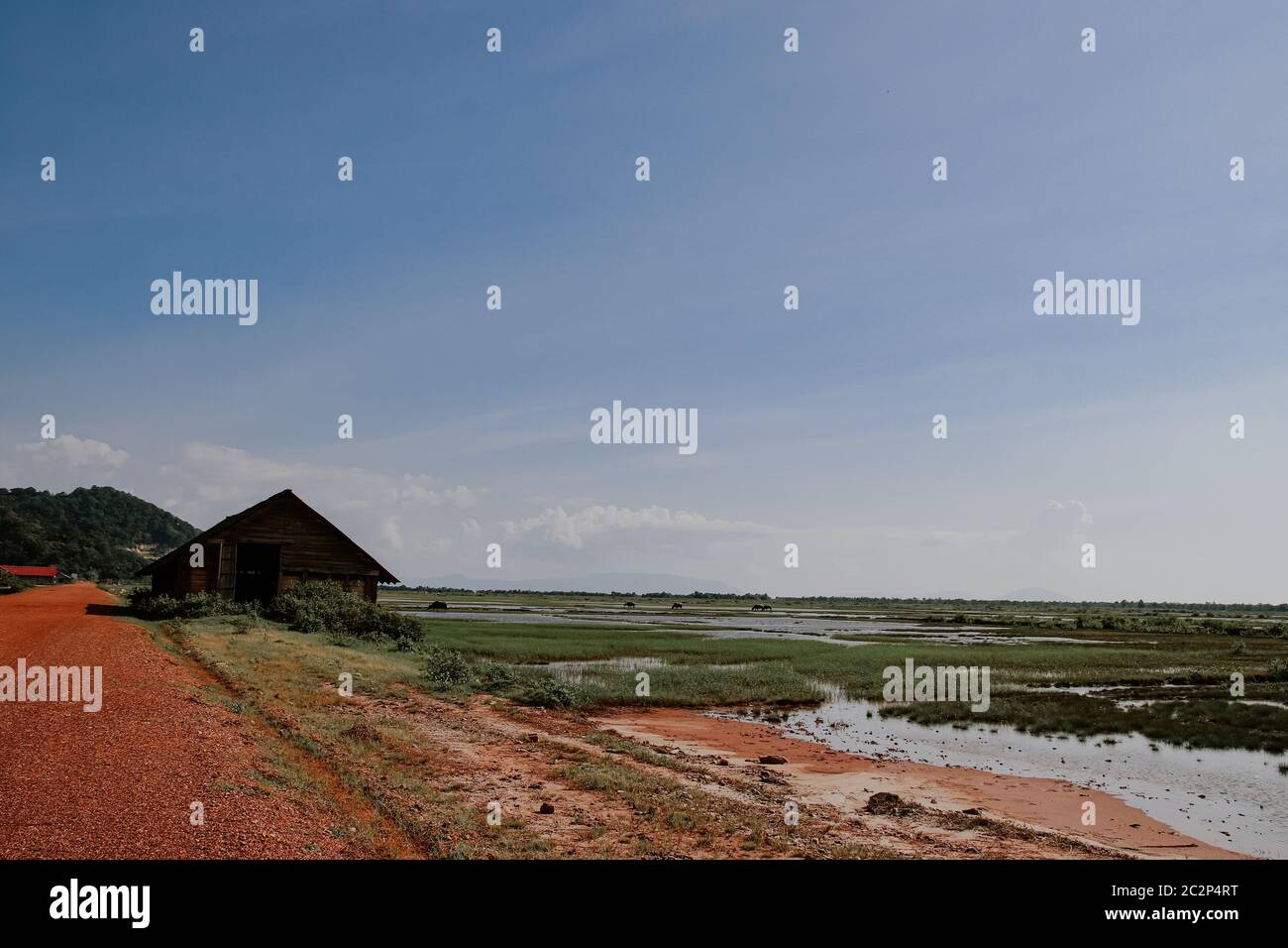 Altes Holzsalzlager in Kampot, Kambodscha, das den Lebensunterhalt und das Leben des khmer-Volkes zeigt Stockfoto