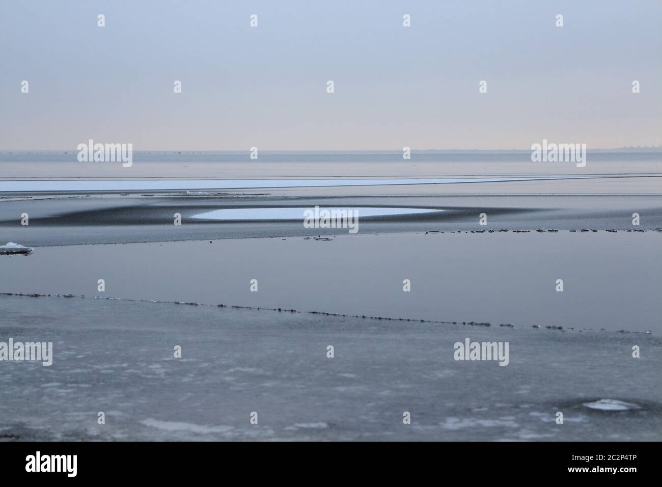 See ist mit einer dünnen Eisschicht bedeckt, Winterlandschaft Stockfoto